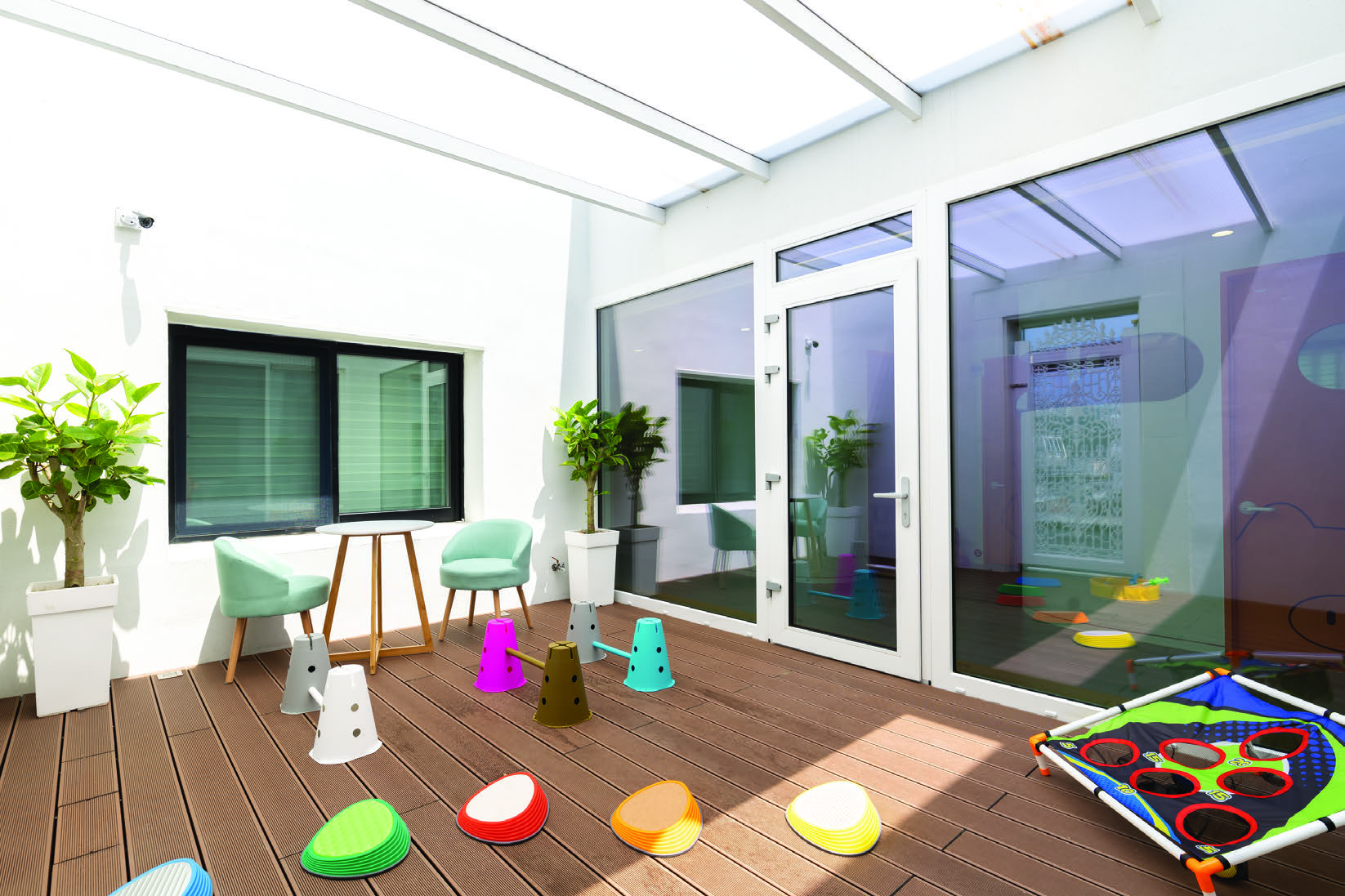 자연광과 좌석이 있는 클리닉 내 휴식 공간